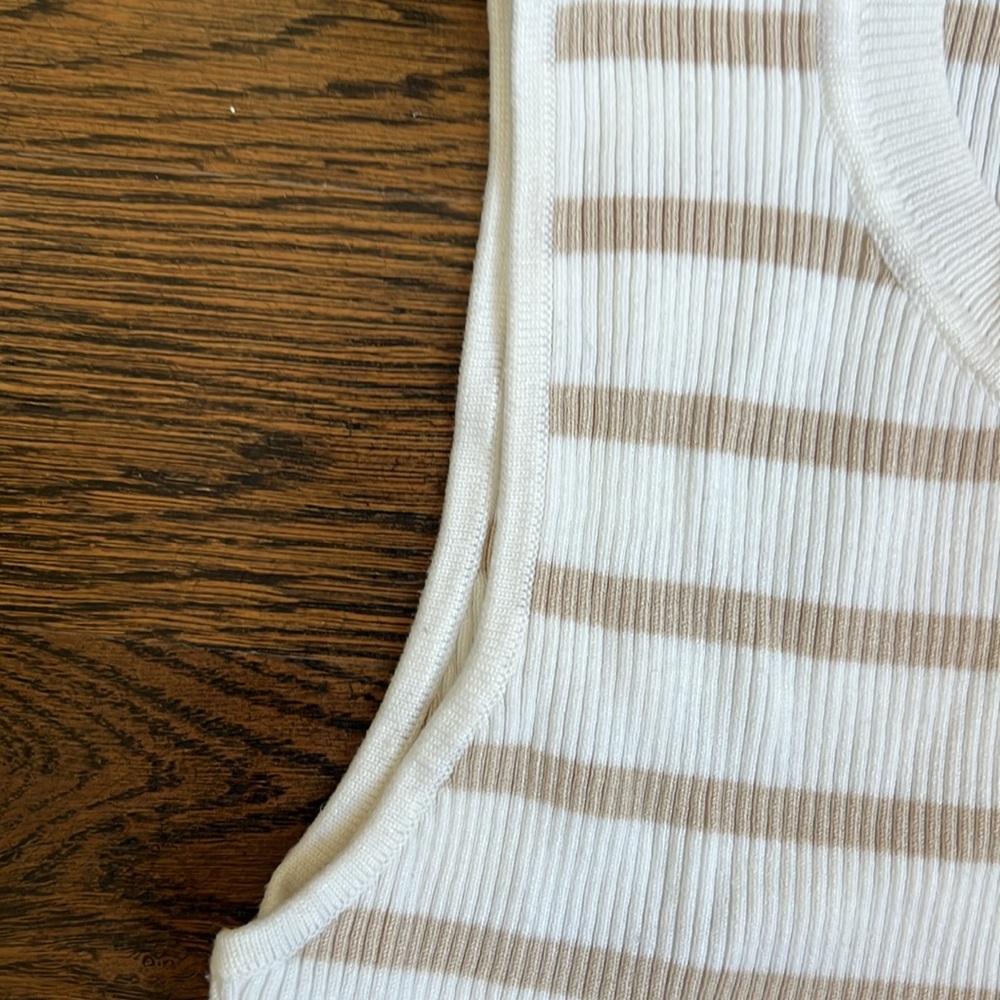 H Halston Ribbed Top Size Small - Picture 3 of 3